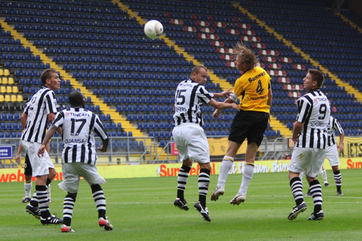 NAC speelde zondag tegen Heracles, Zonder publiek, dat stond naast het stadion. foto Peter Visser